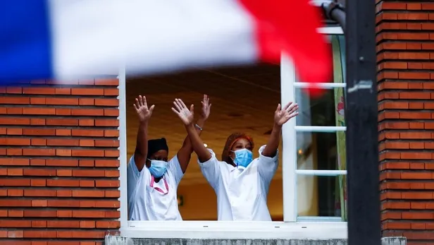 fransanin-baskenti-pariste-halk-sokaga-dokuldu-yeni-guvenlik-yasa-tasarisi-protesto-ediliyor-1607183578839.jpeg Fransa'nın başkenti Paris'te halk sokağa döküldü: Yeni güvenlik yasa tasarısı protesto ediliyor-6