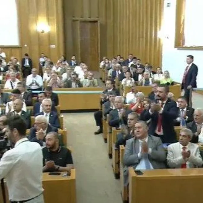 Namus sözünü yutan CHPli Eren Erdem kutu kola kadar oy alamayan Kılıçdaroğlunu tek başına ayakta alkışladı