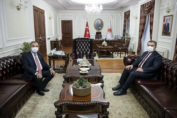 adalet-bakani-bekir-bozdag-ile-saglik-bakani-fahrettin-koca-gorustu-saglik-calisanlarina-karsi-siddet-konusund-1644484930875.jpg