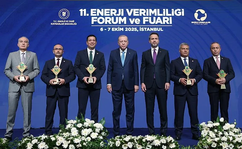 Başkan Erdoğan, bu yıl 25'incisi düzenlenen Sanayide Enerji Verimliliği Proje Yarışması (SENVER) ile 2'incisi düzenlenen Binalarda Enerji Verimliliği Proje Yarışması (BENVER) kapsamında dereceye giren projelerin sahiplerine ödüllerini verdi. (AA)