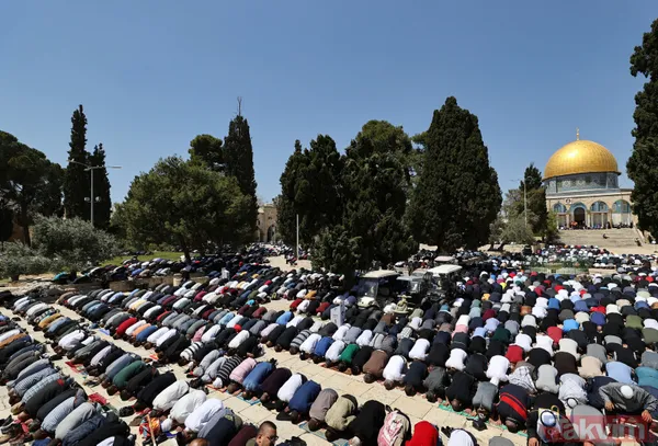 İsrail'in baskın düzenlediği Mescid-i Aksa'da 60 bin kişi cuma namazı kıldı! - 13