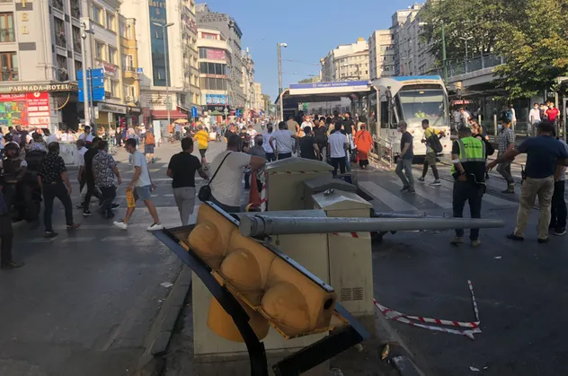 Facia ucuz atlatıldı! Tramvay yolundaki ışıklar yola devrildi