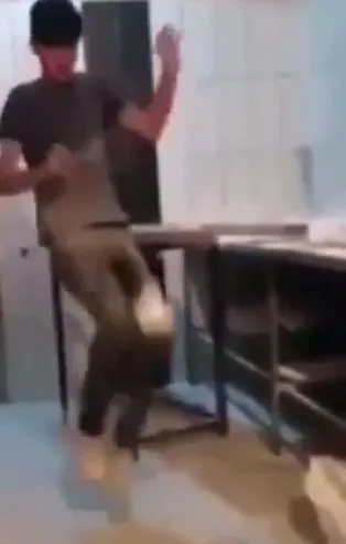 Van Erciş'te mide bulandıran görüntü! Ekmek hamuruyla top gibi oynadılar! Cezası belli oldu