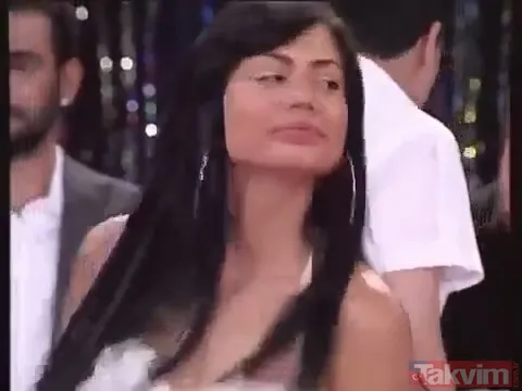 Burcu Özberk derin göğüs dekoltesi ile boy gösterdi! “Tatilin ilk günü” dedi kayalıklarda poz verdi sosyal medya sallandı - 44