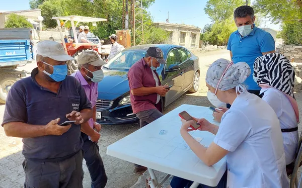 son-dakika-turkiye-her-gun-milyonlari-asiliyor-saglik-calisanlari-erzurumda-cobanlarin-ayagina-gitti-1624004250108.jpg SON DAKİKA: Türkiye her gün milyonları aşılıyor! Sağlık çalışanları Erzurum'da çobanların ayağına gitti-8