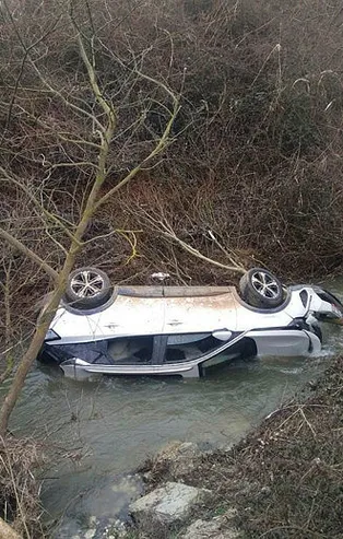 Kontrolden çıkan araçlar dereye uçtu! Tutanak tutup evine gitti