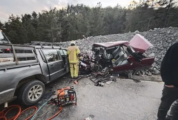 Kamyonet ile çarpışan otomobil kağıt gibi ezildi