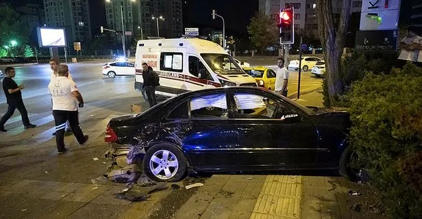 Ankara’da feci kaza! Önce refüje sonra trafik levhasına girdi: 5 yaralı