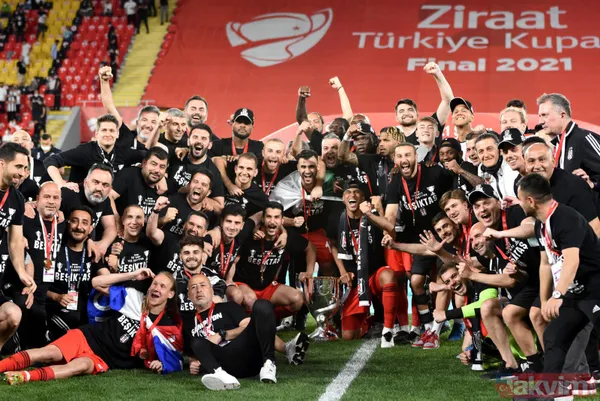 Ziraat Türkiye Kupası'nı kazanan Beşiktaş kupayı kaldırdı! İşte kutlamalardan kareler... - 30