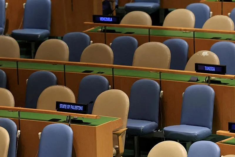 Netanyahu konuşurken salon boşaldı (REUTERS)