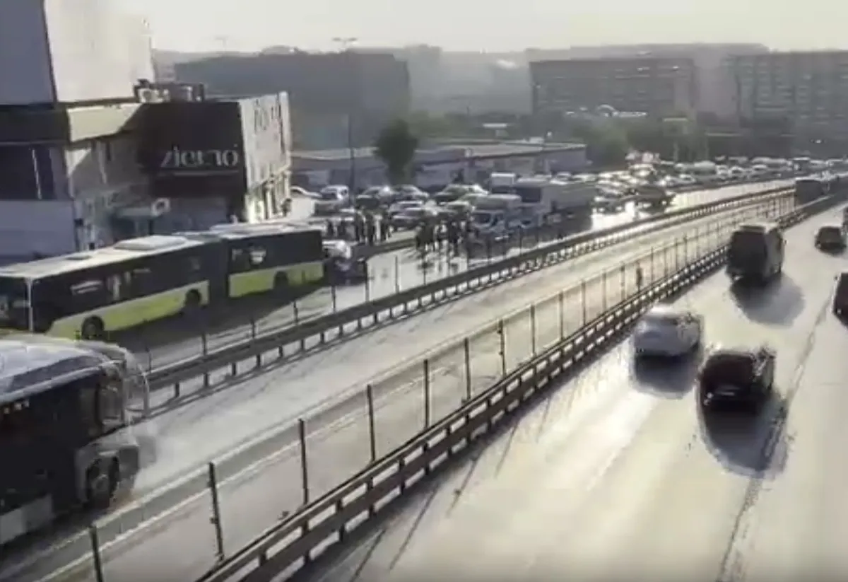 Küçükçekmece'de İETT kazası! Otomobil yolcu otobüsüne arkadan çarptı: 3 kişi hayatını kaybetti-1