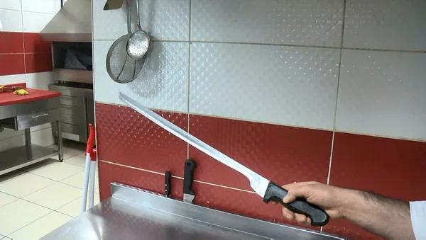 Esenyurt'ta 'siparişim gecikti' diyen kadından önce bıçaklı sonra taşlı saldırı-6