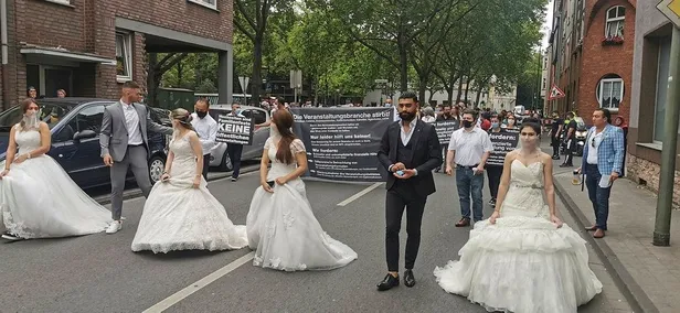 Almanya'da düğün salonu sahiplerinden zurna ve davullu protesto-1