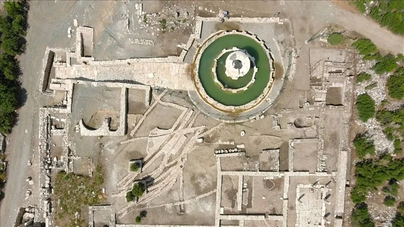 tasa-cevirdigine-inaniliyor-2-bin-yillik-medusa-mozaigi-ziyarete-acildi-1775050416272.jpg Taşa çevirdiğine inanılıyor! 2 bin yıllık Medusa Mozaiği ziyarete açıldı-2