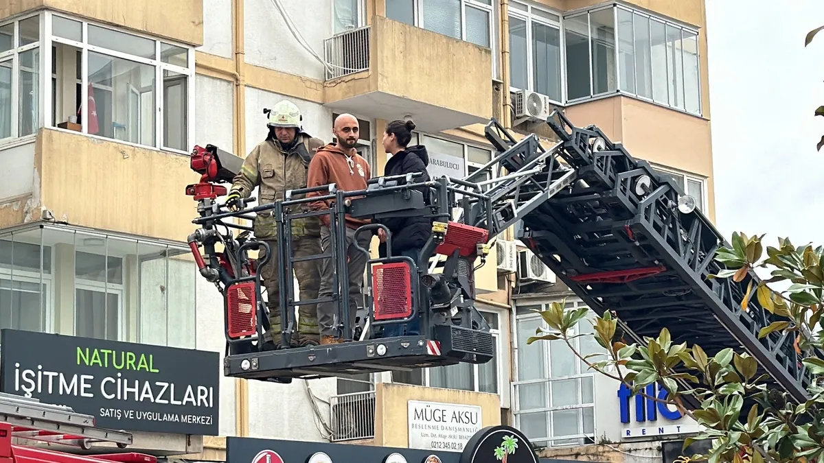İstanbul Beşiktaş'ta bir binada yangın! 10 kişi mahsur kaldı