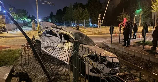 Kayseri'de korkunç kaza! Yolcu treni ve otomobil çarpıştı! Otomobil kullanılamaz hale geldi