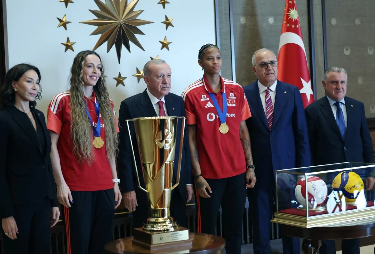 baskan-erdogan-altin-kizlari-kabul-etti-avrupa-sampiyonu-sultanlar-kulliyede-1788876670910.jpeg Avrupa şampiyonu Filenin Sultanları Külliye’de: Başkan Erdoğan millileri kabul ederek tek tek tebrik etti-4