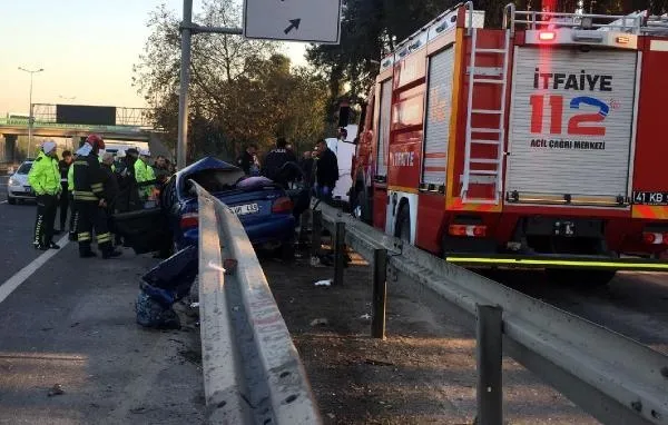 Doğum gününde korkunç ölüm: Bariyerlere saplanan otomobildeki anne ve oğlu öldü, baba yaralı!-2