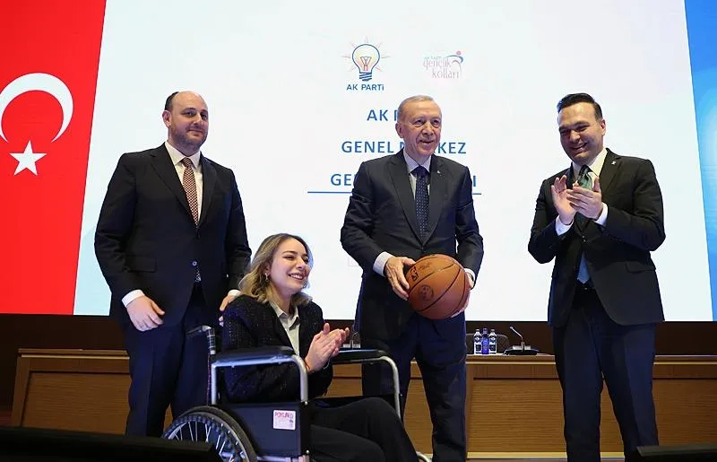 AK Parti Gençlik Kolları, Başkan Erdoğan'a basketbol topu hediye etti (AA)