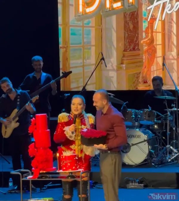 Demet Akalın'a eşi Okan Kurt'tan 14 şubat sürprizi: Elinde çiçek ve pastayla sahneye çıktı - 4