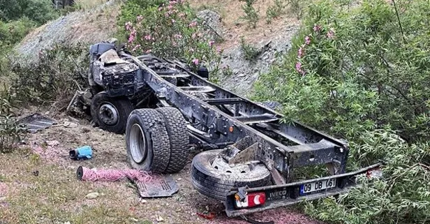 Muğla'da korku dolu anlar! Patlayıcı yüklü tır uçurumdan düştü