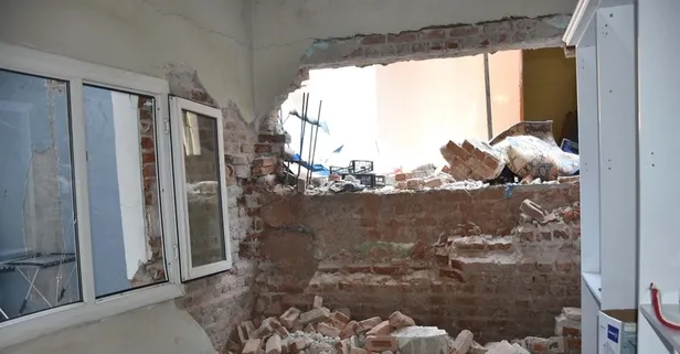 İzmir'de panik anları! Tünel çalışmasında bir evin duvarı yıkıldı | Vatandaşlar isyan etti: Defalarca belediyeye şikayette bulunduk