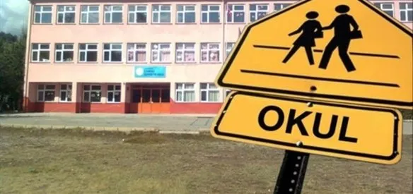 Türk çocuklarının ilk öğrenimlerini Türk okullarında yapmalarını zorunlu kılan kanun kabul edildi