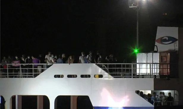 Son dakika: Gece yarısı Marmara Denizi'nde panik: Arabalı yolcu feribotu arızalandı, yüzlerce yolcu mahsur kaldı-2