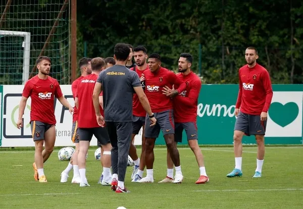 galatasaray-antrenmaninda-kavga-kerem-akturkoglu-ve-van-aanholt-birbirine-girdi-1657634903666.jpg Galatasaray antrenmanında kavga: Kerem Aktürkoğlu ve Van Aanholt birbirine girdi-4