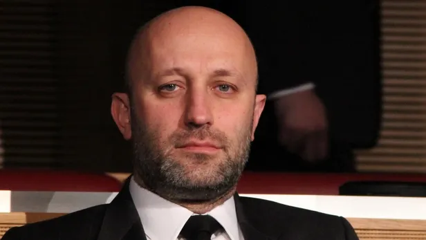 portekizden-donen-cenk-ergun-bugun-yonetim-ile-bir-araya-gelerek-transferle-ilgili-rapor-verecek-1656197307197.jpeg Portekiz'den dönen Cenk Ergün bugün yönetim ile bir araya gelerek transferle ilgili rapor verecek-6