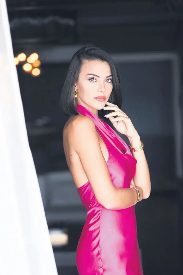 tuvanayi-cabuk-unuttu-izzet-antebi-yeni-sevgilisi-ile-fena-goruntulendi-1703109555206.jpeg Tuvana'yı çabuk unuttu! İzzet Antebi, yeni sevgilisi ile fena görüntülendi-2