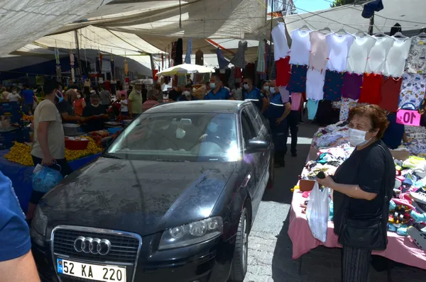 avcilarda-pazar-kurulacak-sokakta-unutulan-otomobil-tasinarak-tezgah-icin-yer-acildi-1625121939373.jpg Avcılar'da pazar kurulacak sokakta unutulan otomobil taşınarak tezgah için yer açıldı-2