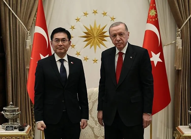 Başkan Recep Tayyip Erdoğan, Cumhurbaşkanlığı Külliyesi'nde Kore Cumhuriyeti Büyükelçisi Jeong Yeondoo (solda) ve beraberindekileri kabul etti. Yeondoo, Başkan Erdoğan'a güven mektubunu sundu.