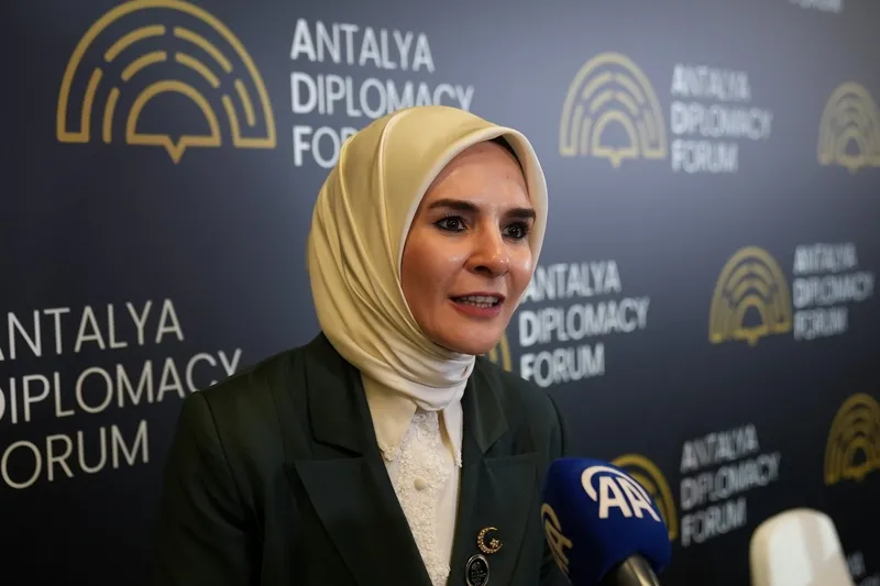 dijital-oyunlara-ve-15-yas-altina-sosyal-medya-duzenlemesi-geliyor-1776522718361.jpeg Dijital oyunlara ve 15 yaş altına sosyal medya düzenlemesi geliyor: Bakan Mahinur Özdemir Göktaş açıkladı-2