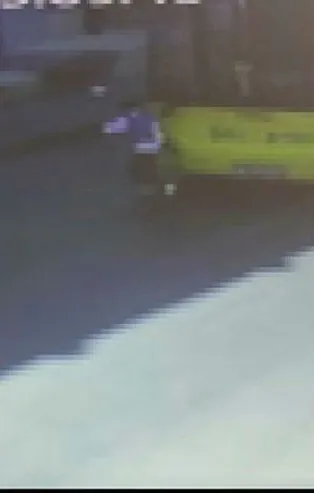 İstanbul'da korku dolu anlar! Küçük çocuk İETT otobüsünün altında kalmaktan son anda kurtuldu