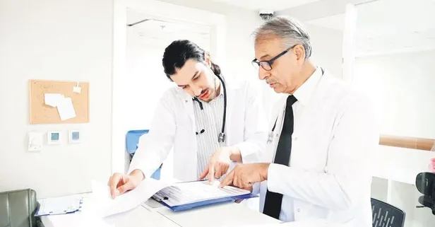 Aynı üniversitenin tıp fakültesinden mezun olan baba-oğul aynı hastanede şifa dağıtıyor!