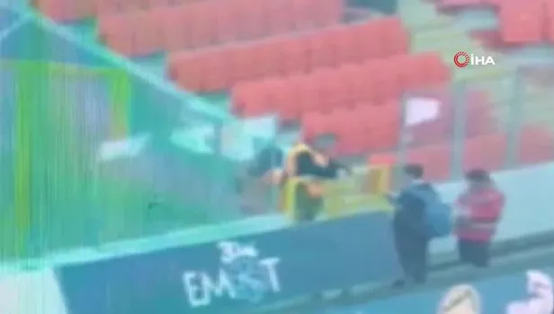 Göztepe-Altay maçında stadyuma fişekleri sokan ambulans görevlisi kamerada