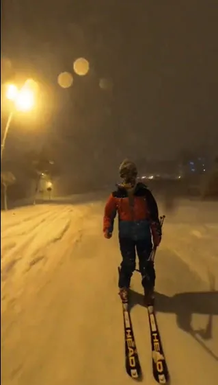 ibb-yuzunden-yasanan-kar-esareti-vatandasa-kaymayi-da-ogretti-avcilardan-firuzkoye-kayarak-gitti-1643093286966.jpg İBB yüzünden yaşanan kar esareti vatandaşa kaymayı da öğretti! Avcılar'dan Firüzköy'e kayarak gitti-4