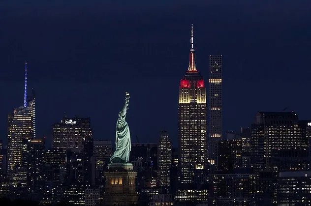 Empire State kırmızı beyaza büründü
