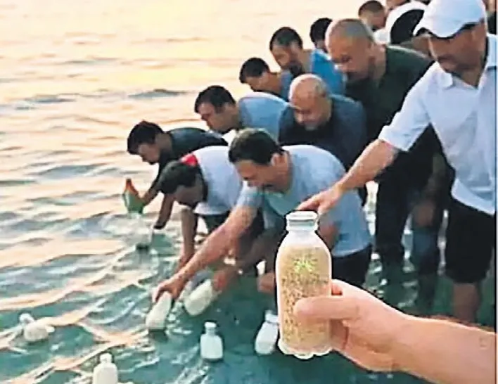 Binlerce kişi gıda dolu şişeleri Gazze’ye yolladı