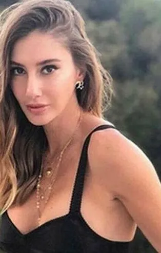 Mohammed Alsaloussi'den ayrılıp İstanbul'a dönen Şeyma Subaşı'nın 'semt oturuşu' pozu alay konusu oldu