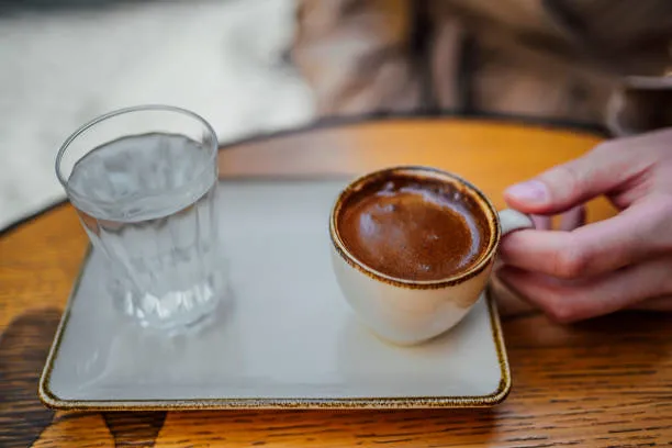 turk-kahvesinin-yaninda-neden-su-ikram-edilir-akliniza-gelenlerin-hicbiri-degil-meger-gercek-sebebi-1694505104620.jpg Aklınıza gelenlerin hiçbiri değil! Türk kahvesinin yanında su içmenin nedeni belli oldu! Meğer içinde bulunan...-3