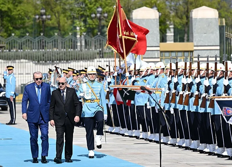 baskan-erdogan-tebbunu-agirliyor-turkiye-cezayir-hattinda-kritik-zirve-gundemde-is-birligi-ve-bolgesel-gelisme-1778161751973.jpeg Başkan Erdoğan Tebbun’u ağırlıyor! Türkiye-Cezayir hattında kritik zirve: Gündemde iş birliği ve bölgesel gelişmeler-1