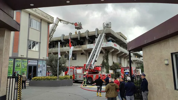 Son dakika: Başakşehir’de sanayi sitesinde yangın-1