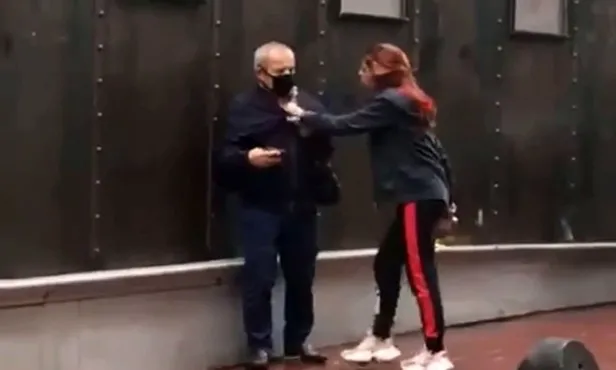 istanbul-beyoglunda-sok-goruntuler-genc-kadin-babasi-yasindaki-adami-tekme-tokat-dovdu-1604855928847.jpg İstanbul Beyoğlu'nda şok görüntüler! Genç kadın babası yaşındaki adamı tekme tokat dövdü-2