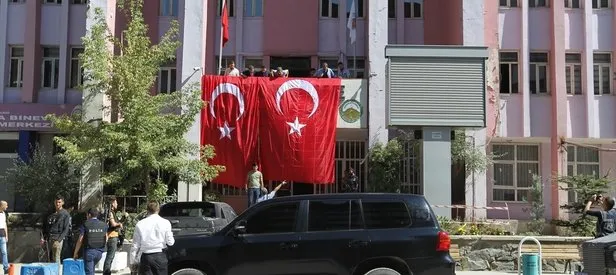 Kayyum atanan Hakkari Belediyesi’ne Türk bayrağı asıldı
