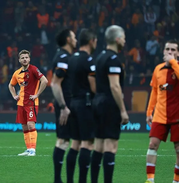 galatasaray-iki-farkli-one-gectigi-macta-alanyaya-takildi-1666570194427.jpeg
