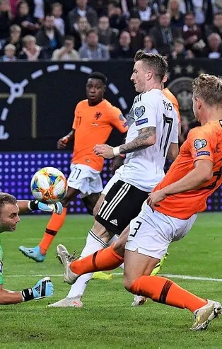 Hollanda'dan tarihi Almanya galibiyeti!