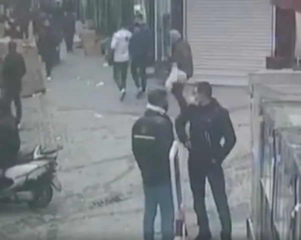 eminonunde-kursunlar-konustu-yanlis-kisiyi-vurdu-1648817676310.jpeg Eminönü'nde kurşunlar konuştu! Yanlış kişiyi vurdu-2