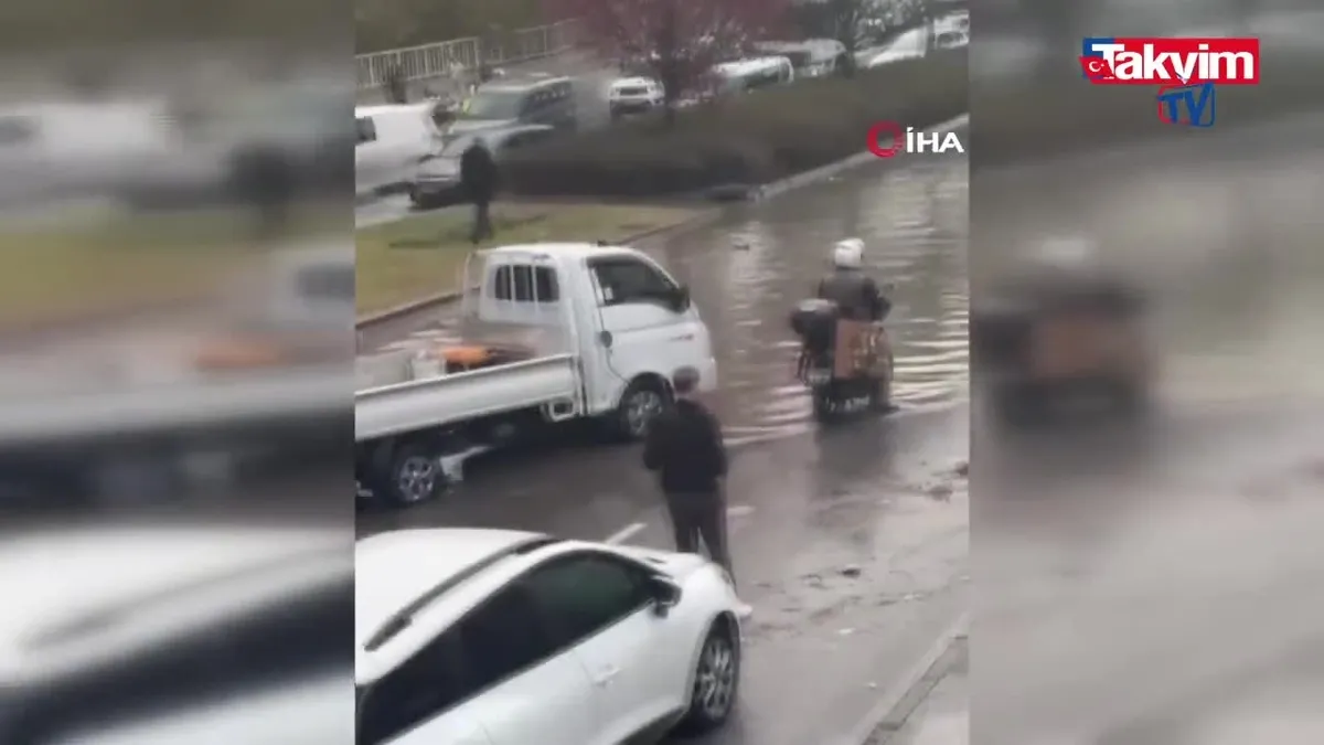 İzmir’i su bastı! Araçlar güçlükle ilerliyor